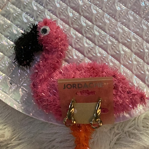 🦩NWT Pierced Style Hanging Lightweight Earring Must Have 🦩 - Picture 4 of 9